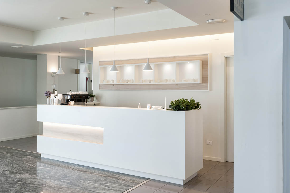 Hotel minimal front plates