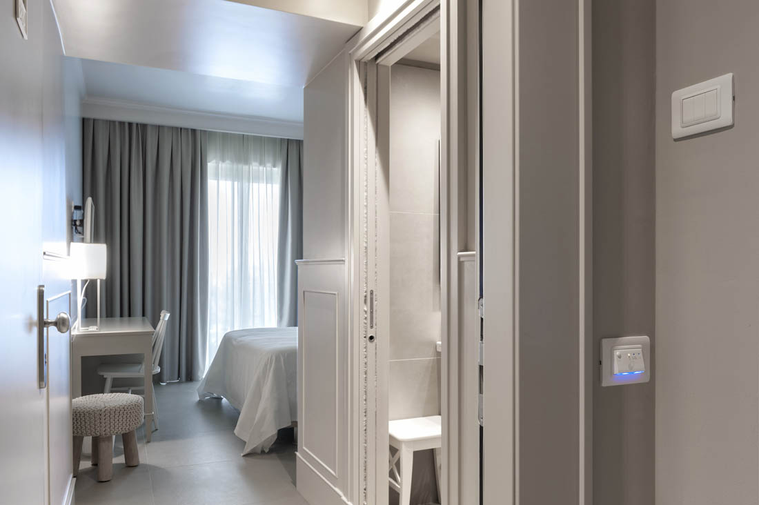 minimal front plate design Hotel